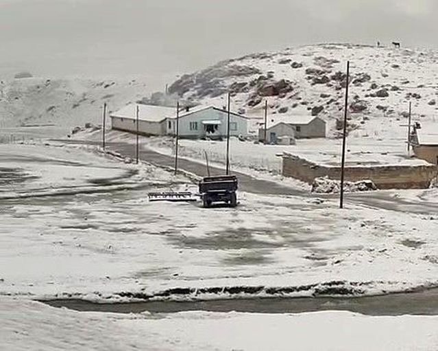 Gürpınar'da Mayıs'ta Kar Yağışı