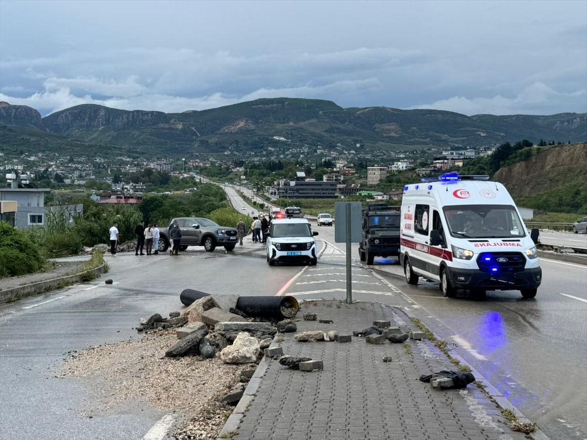 Hatay\'da Sağanak Felaketi: 1 Ölü, 5 Araç Hasar Gördü