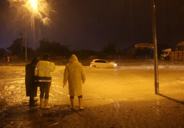Hatay'da aşırı yağış hayatı felç etti! Köprü ve ev yıkıldı, kahreden haber geldi