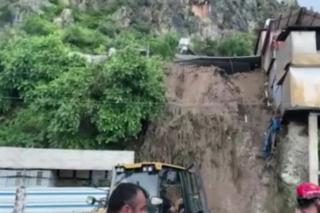 Hatay'da aşırı yağış hayatı felç etti! Köprü ve ev yıkıldı, kahreden haber geldi