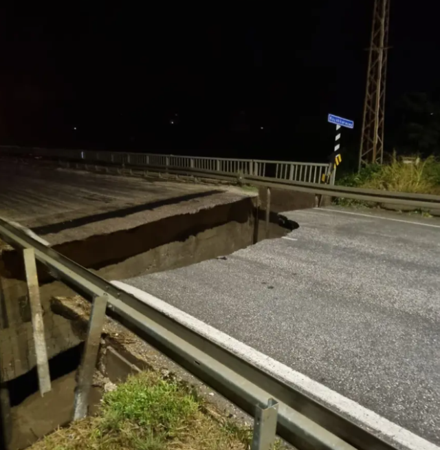 Hatay'da aşırı yağış hayatı felç etti! Köprü ve ev yıkıldı, kahreden haber geldi