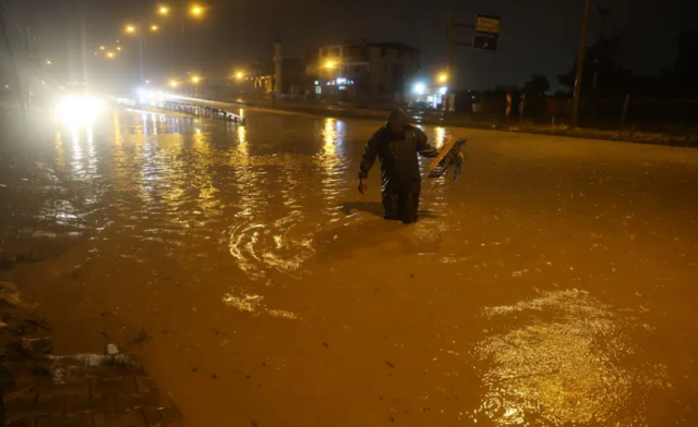 Hatay'da aşırı yağış hayatı felç etti! Köprü ve ev yıkıldı, kahreden haber geldi