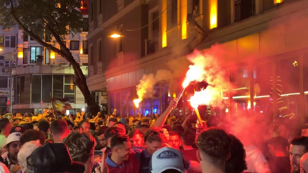 Aston Villa Şampiyonluğunu Beyoğlu\'nda Kutladı