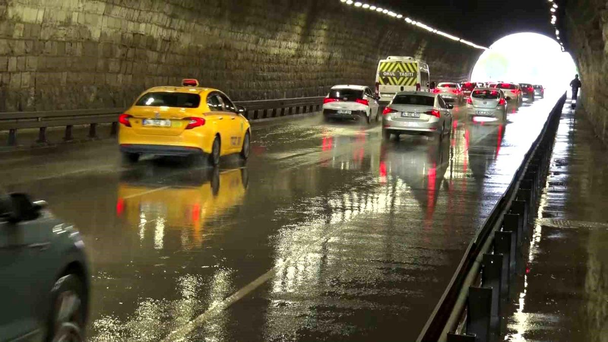 İstanbul\'da Sağanak Yağış Hayatı Olumsuz Etkiliyor