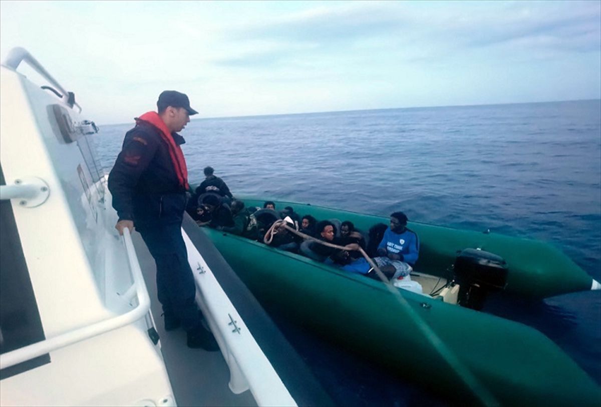 Çeşme ve Foça\'da Düzensiz Göçmen Operasyonu
