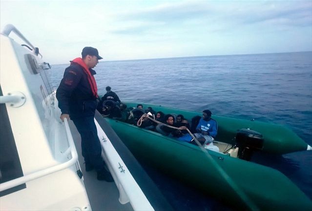 Çeşme ve Foça'da Düzensiz Göçmen Operasyonu