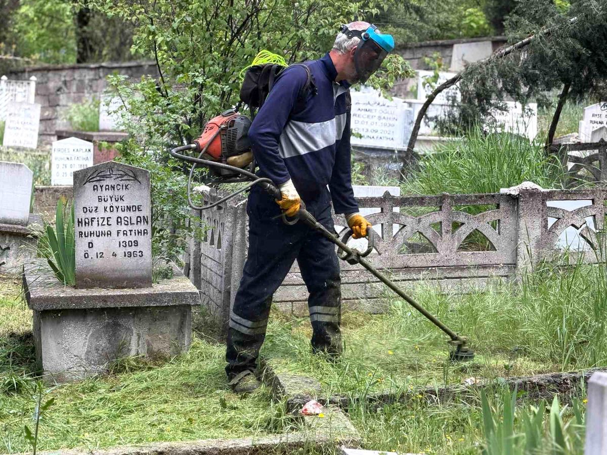Karabük\'te mezarlıklarda bayram mesaisi başladı