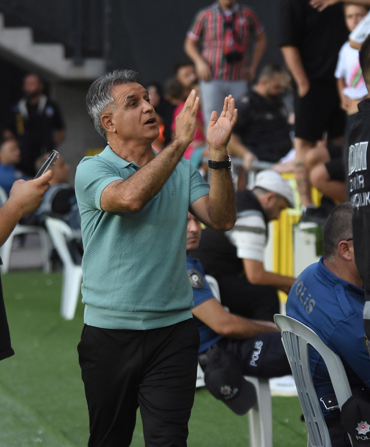 Karşıyaka\'da Teknik Direktör Değişimi Belirsizliği