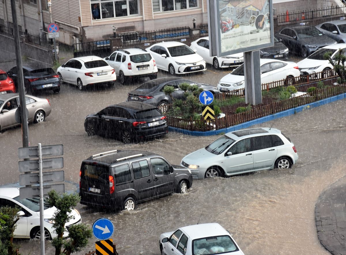 Kırıkkale\'de Sağanak Trafiği Olumsuz Etkiliyor