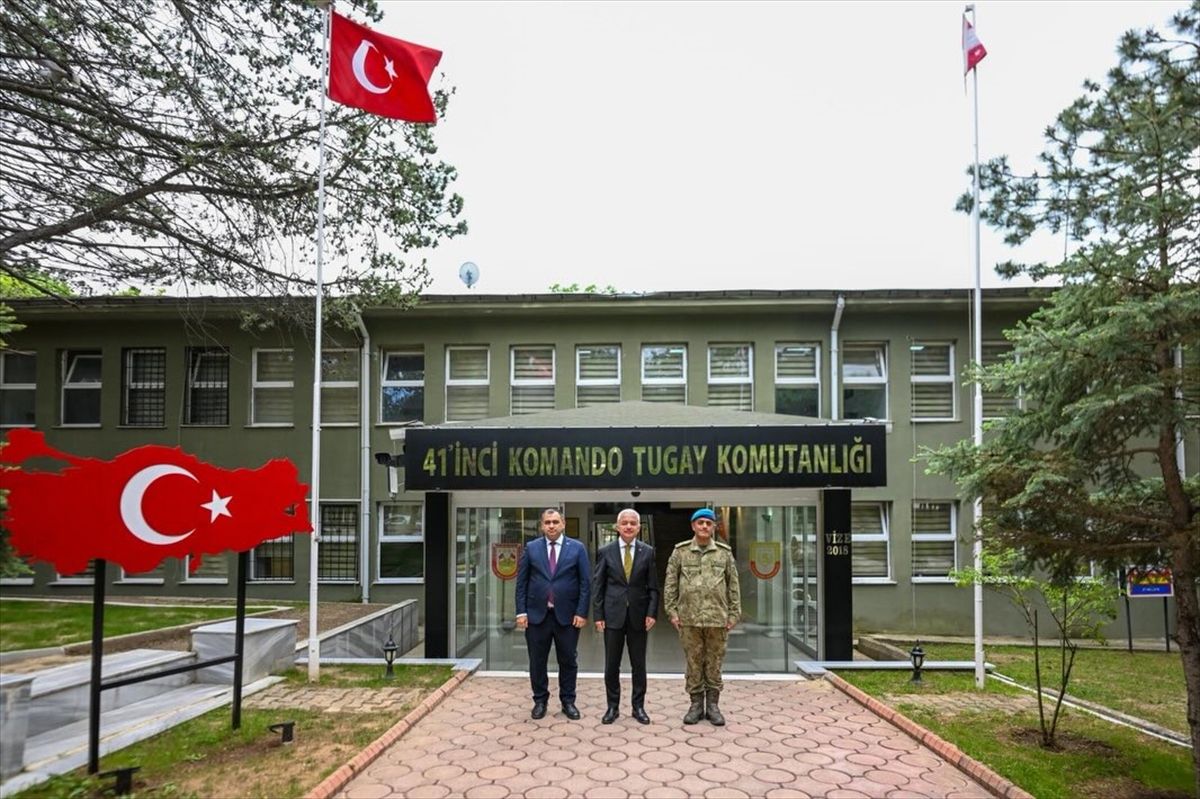 Vali Turan, 41. Komando Tugayını Ziyaret Etti