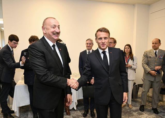 Macron ve Aliyev'den Telefon Görüşmesi