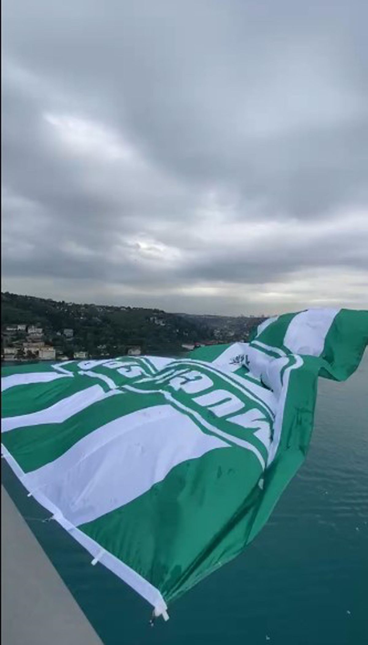 Muğlaspor\'un Şampiyonluk Bayrağı 15 Temmuz Şehitler Köprüsü\'nde Dalgalandı