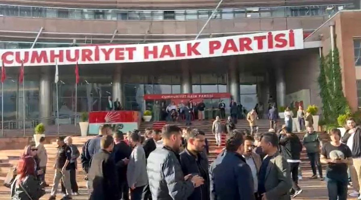 CHP\'de Kriz: Genel Merkez Önünde Toplanma
