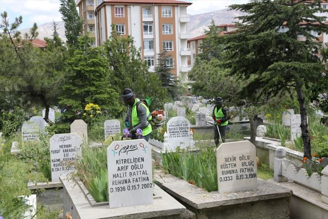 Niğde'de Mezarlık Temizliği