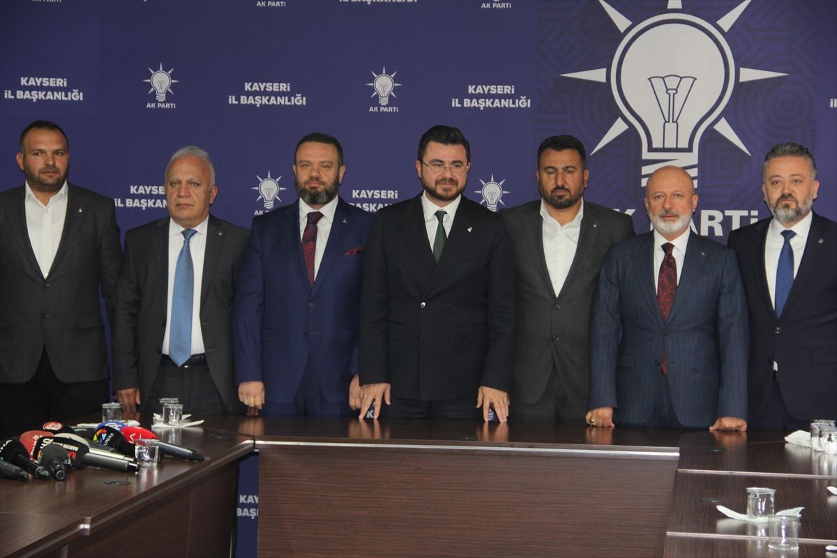 Kayseri\'de 4 Yeniden Refah Partili meclis üyesi AK Parti\'ye katıldı