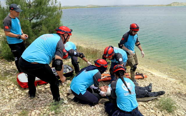 Şanlıurfa’da UMKE ekiplerinden gerçeğini aratmayan feribot kazası tatbikatı