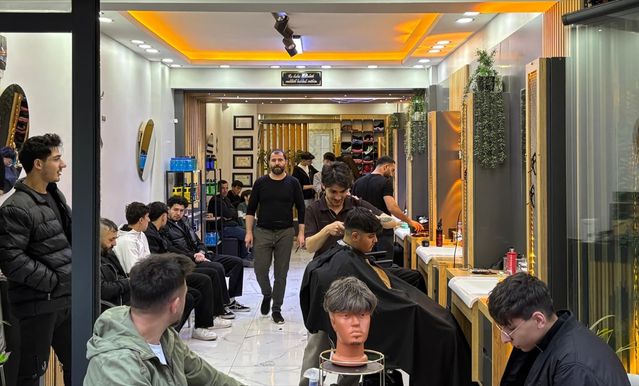 Sivas'ta Berberler Bayram İçin Gece Mesaisi Yapıyor