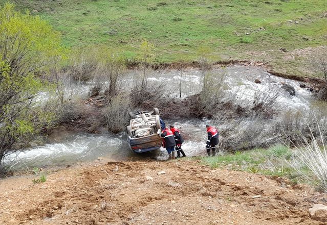 Sivas'ta Otomobil Dereye Devrildi: 4 Yaralı