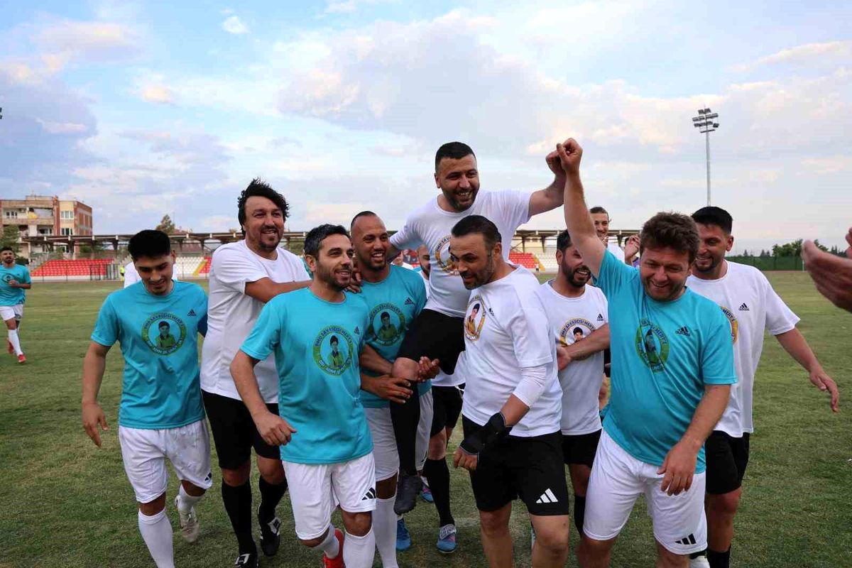 Sökespor altyapısında futbola başlayan Taşdemir, sahalara veda etti