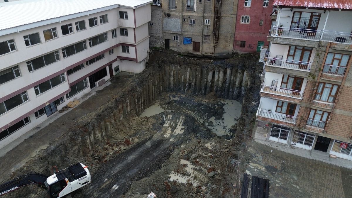 Hakkari\'de Zemin Kayması, 6 Bina Boşaltıldı