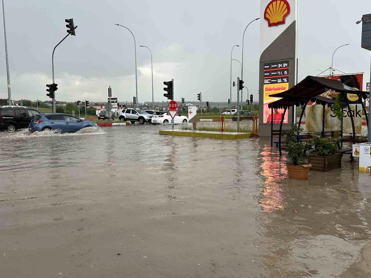 Uşak\'ta sağanak yağış bazı bölgelerde etkili oldu