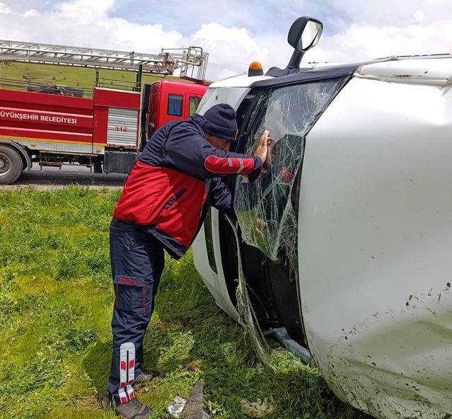 Van'da Minibüs Devrildi: 2 Yaralı