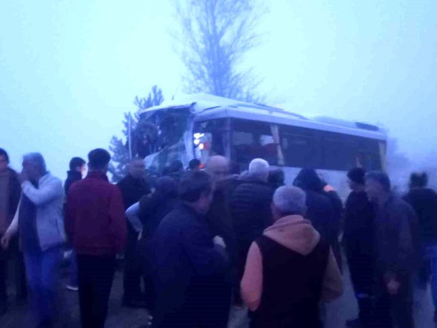 Bolu'da Tır ve Midibüs Çarpıştı: 3 Yaralı