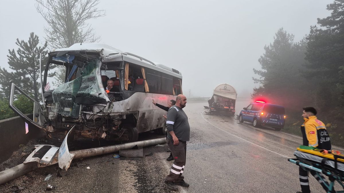 Sisli Yolda Feci Kaza: 3 Yaralı