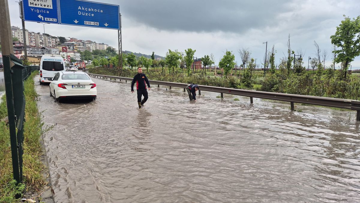 Zonguldak\'ta Sağanak, Kara Yolunu Kapattı