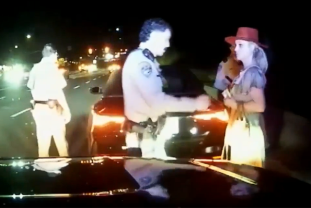 Gözaltına alınan dünyaca ünlü şarkıcıdan polislere akılalmaz teklif!