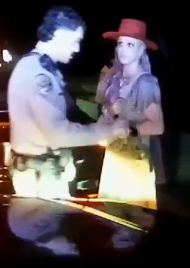Gözaltına alınan dünyaca ünlü şarkıcıdan polislere akılalmaz teklif!