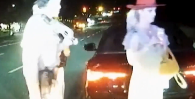 Gözaltına alınan dünyaca ünlü şarkıcıdan polislere akılalmaz teklif!