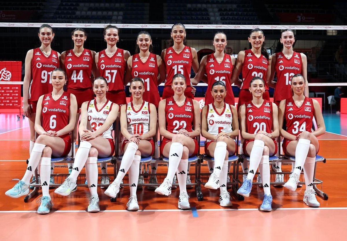 A Milli Kadın Voleybol Takımı Polonya\'yı Yendi