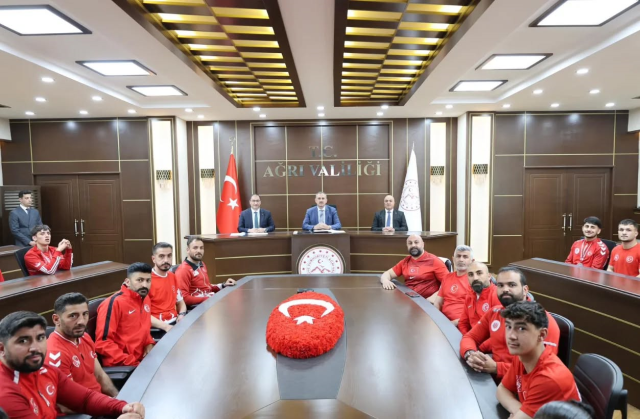 Ağrı’da madalyalı sporcular Vali Bozkurt tarafından ağırlandı