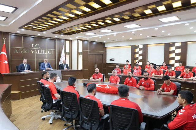 Ağrı’da madalyalı sporcular Vali Bozkurt tarafından ağırlandı