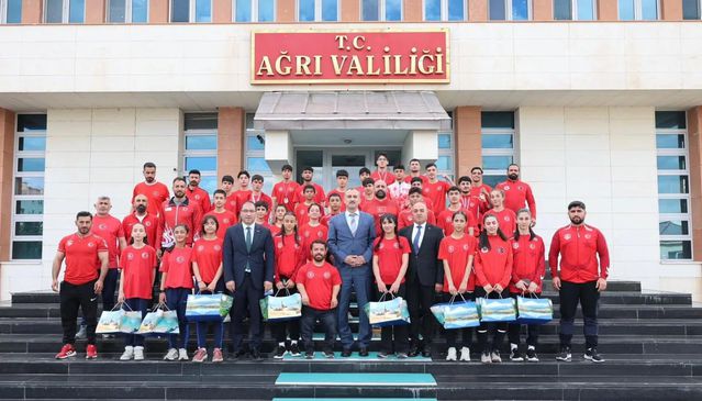 Ağrı’da madalyalı sporcular Vali Bozkurt tarafından ağırlandı