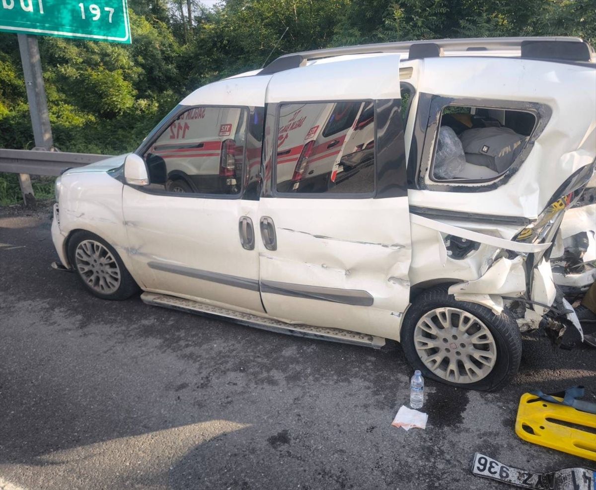 Düzce\'de Trafik Kazası: 3 Yaralı