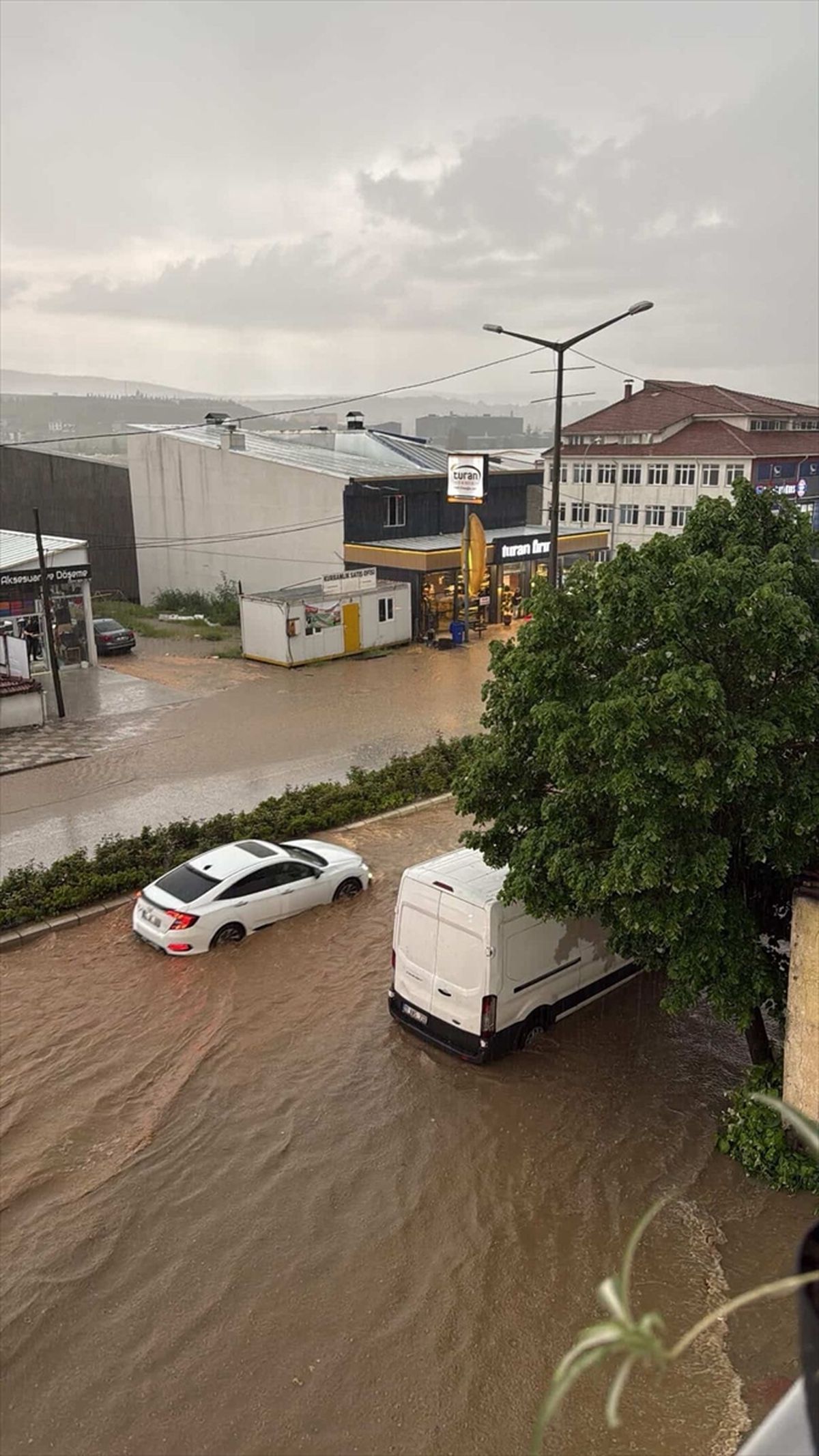 Bozüyük\'te Şiddetli Sağanak Hayatı Olumsuz Etkiledi