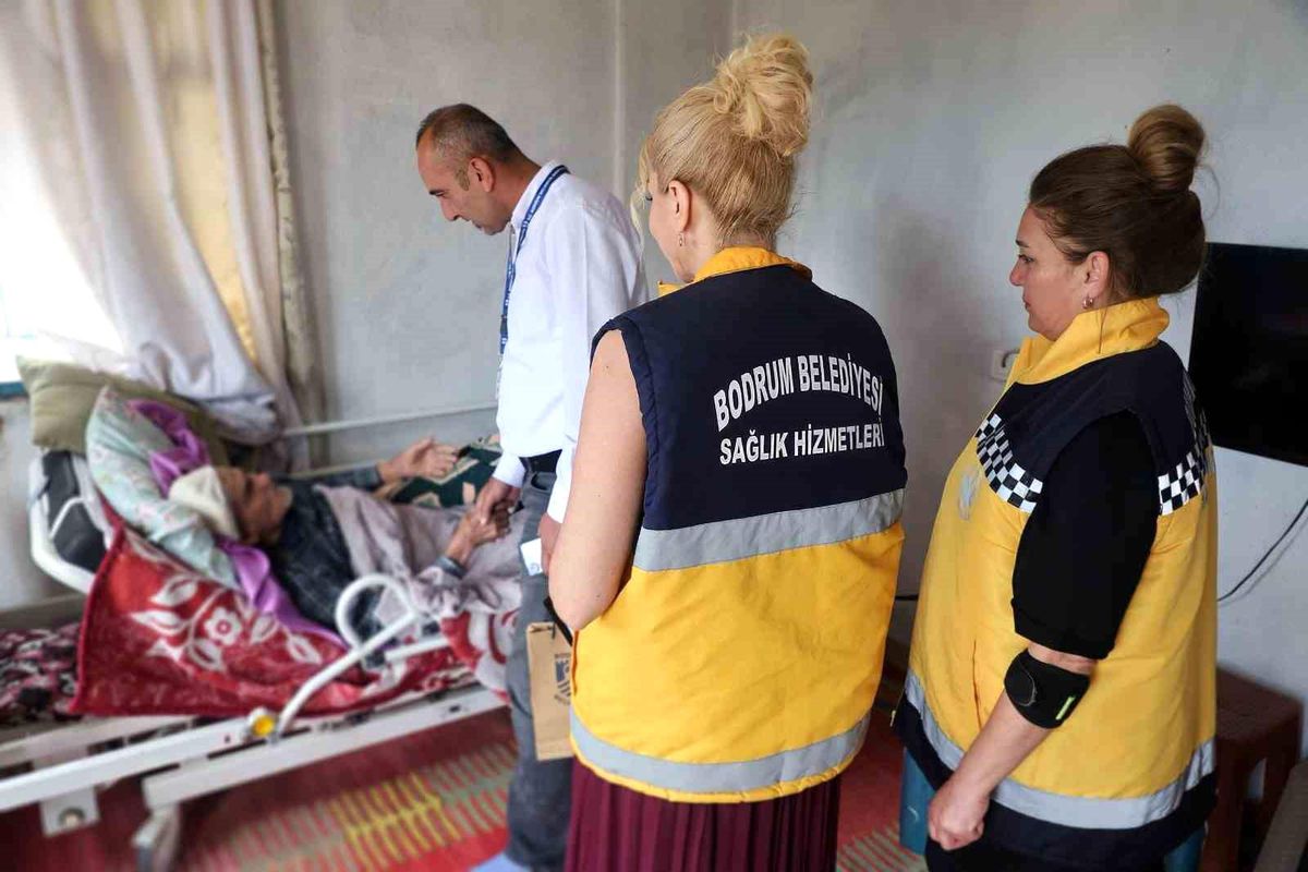 Bodrum Belediyesi\'nden yatağa bağımlı hastalara bayram ziyareti