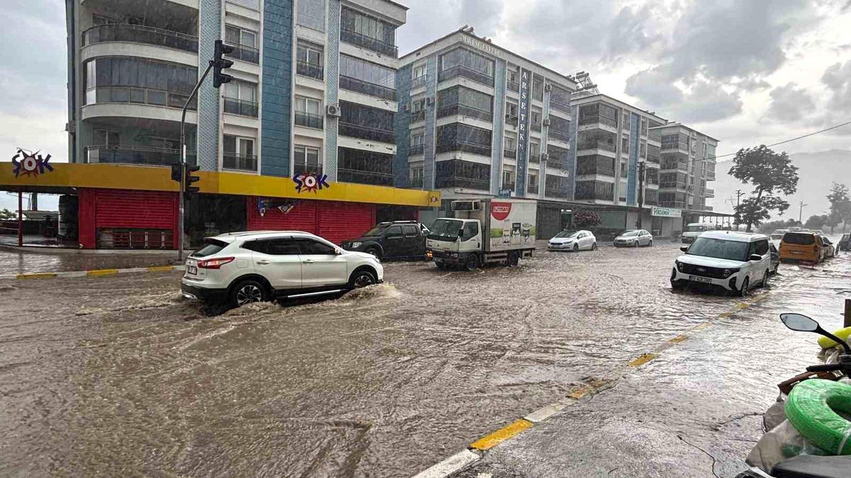 Bozdoğan\'da sağanak yağış sonrası ekipler sahada