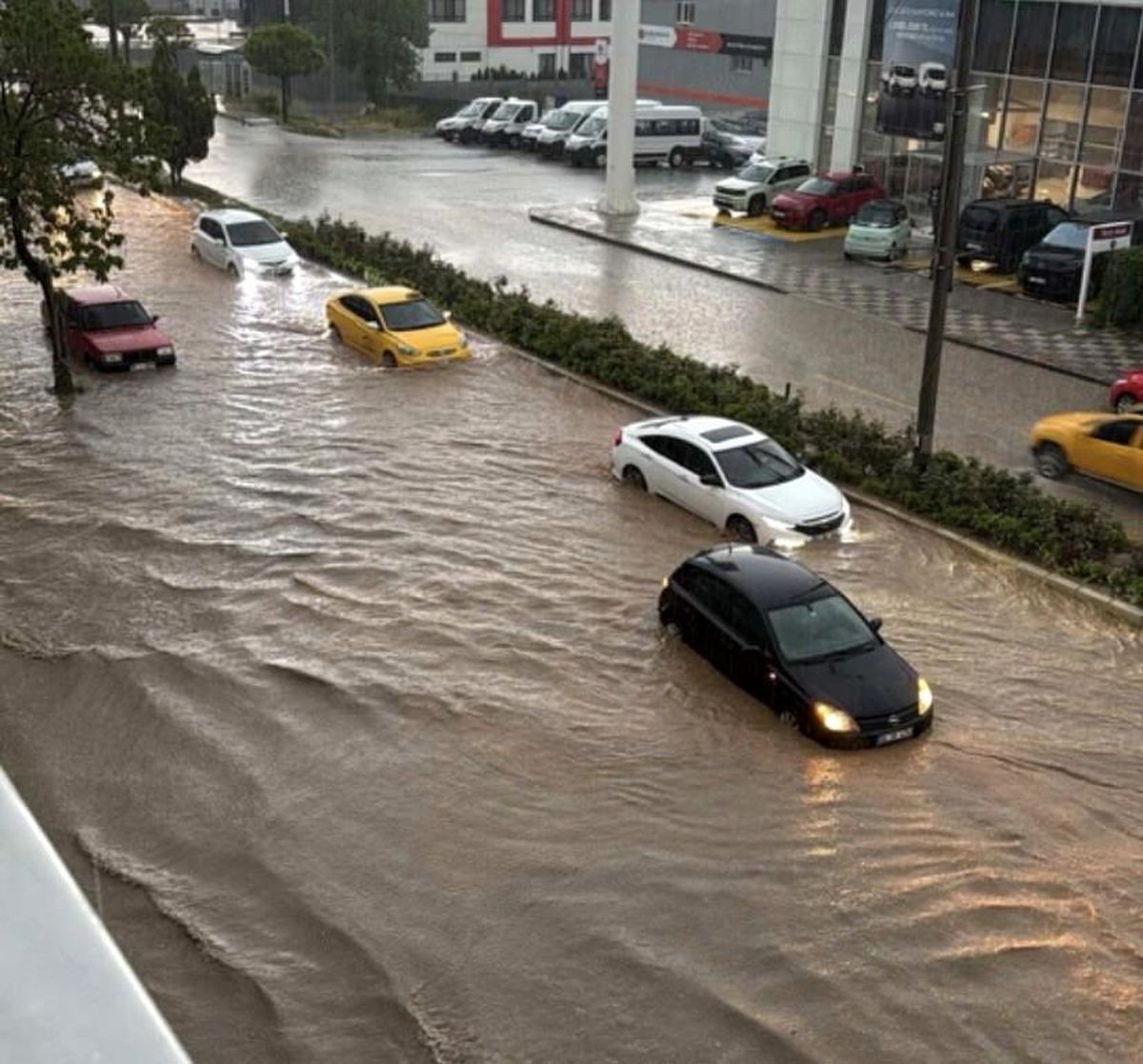 Bozüyük\'te Sağanak Yağış Hayatı Felç Etti