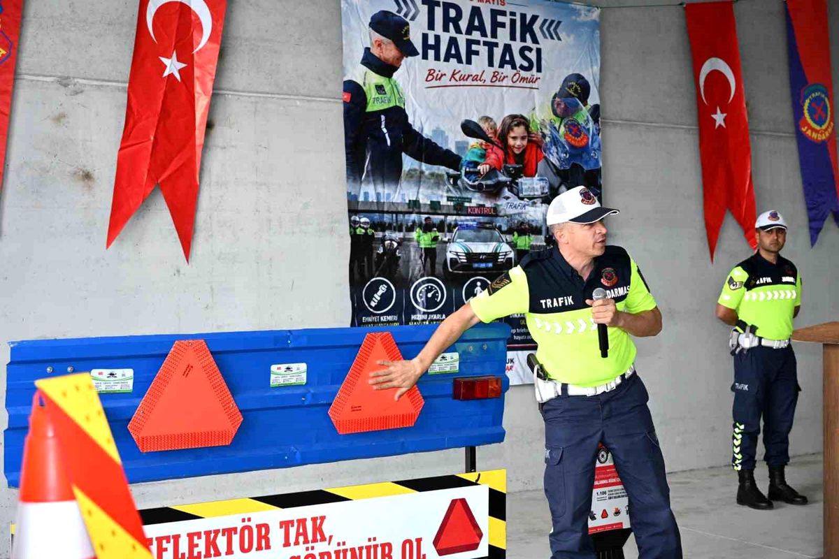 Demirci\'de traktör sürücülerine reflektör dağıtımı yapıldı