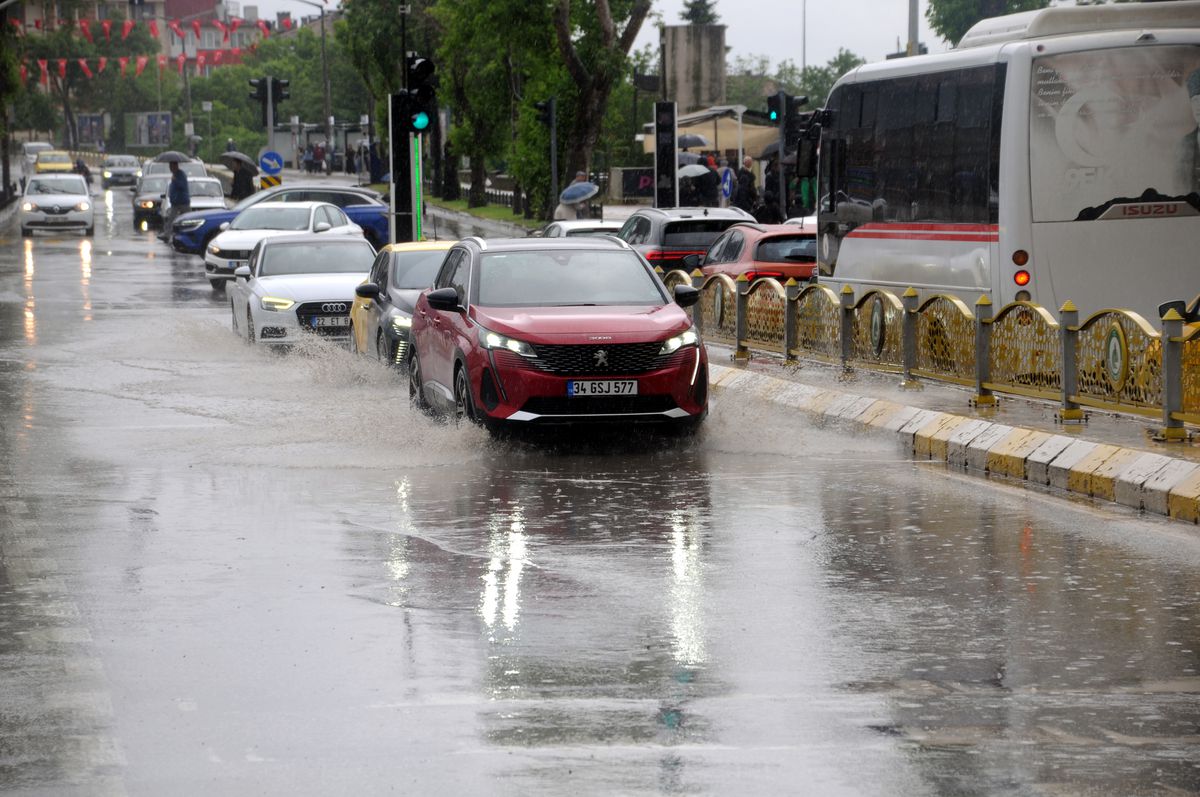 Edirne\'de Sağanak Suları Kaldırdı