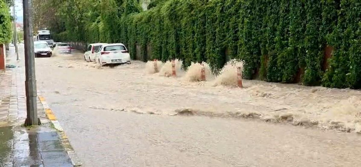 Elazığ\'da sağanak: Caddeler dereye döndü
