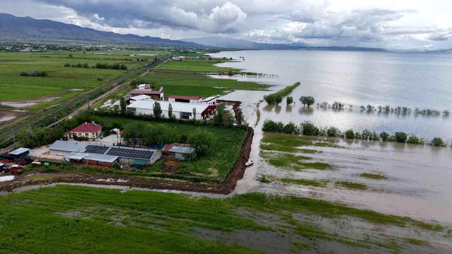 Elazığ'da Su Taşkını Tehlikesi: Üreticiler Nöbet Tutuyor