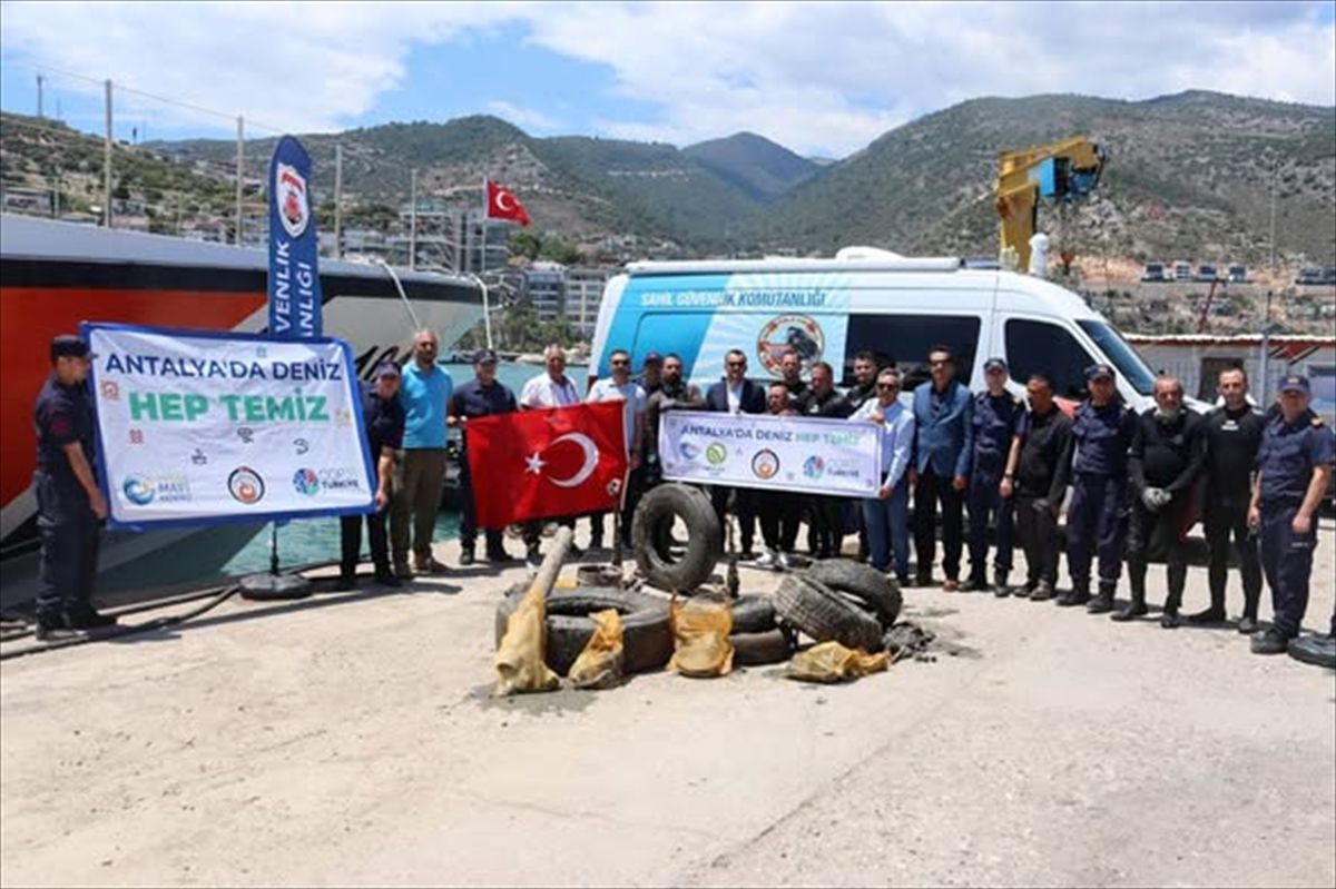 Finike\'de Deniz Dip Temizliği Etkinliği