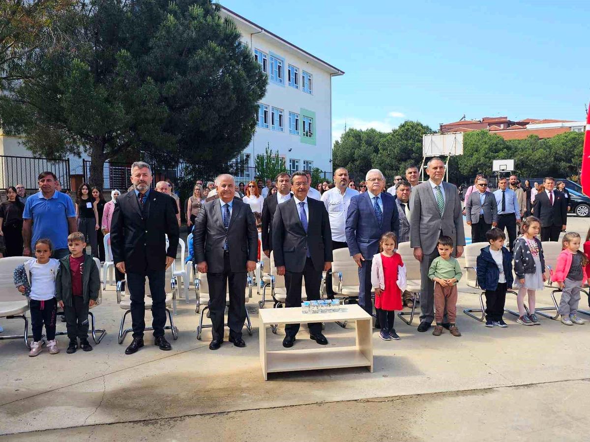 Burhaniye\'de Gençlik Festivali Kapsamında Teknoloji ve Sanat Sergisi Açıldı