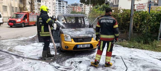 Silifke'de Hafif Ticari Araç Yangını