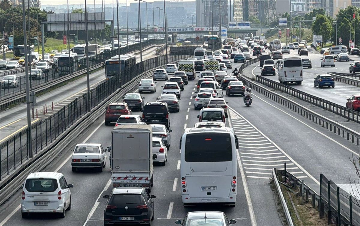 Bayram tatilinde İstanbul\'da trafik yoğunluğu %63\'e ulaştı.