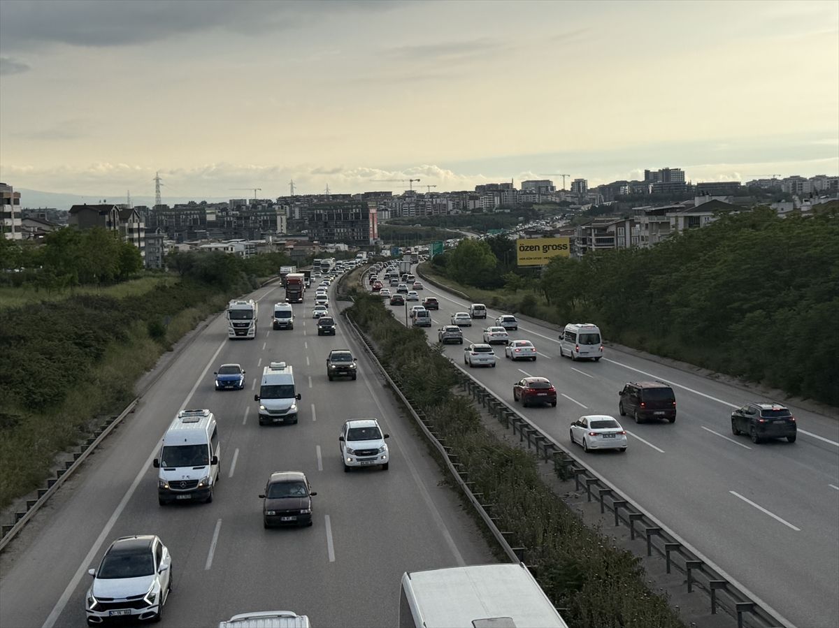İstanbul-İzmir Otoyolu\'nda Bayram Yoğunluğu